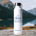 カオスコーディネーターの青い書道のスクリプト名 ウォーターボトル<br><div class="desc">Chaos Coordinator Blue Writhscript Name Insulated Water Bottleは、以下のおもしろいブルーの書道スクリプトにシンプル文字「カオスコーディネーター」のデザインを備えパーソナライズされたている。誕生日、クリスマス、母の日、その母のための先生感謝のための完璧な贈り物忙し、先生、スポーツチームマネージャーや仕事のボス。設計： © Evco Studio www.zazzle.com/store/evcostudio</div>