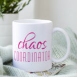 カオスコーディネーターピンクスクリプトコーヒーマグ コーヒーマグカップ<br><div class="desc">カオスコーディネーターPink Script Coffee Mugは、おもしろいシンプルピンクのタイポグラフィ文字の「カオスコーディネーター」のデザインである。お母さん、忙しパパ、コーチ、先生、スポーツチームのマネージャーや仕事のボスに最適。©Evco Studio www.zazzle.com/store/evcostudioによる設計</div>