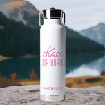 カオスコーディネーターピンク書道台本の名前 ウォーターボトル<br><div class="desc">Chaos Coordinator Pink Writechnologue Name Insulated Water Bottleは、文字「カオスコーディネーター」のデザインを下記のおもしろいピンクの書道のスクリプトにパーソナライズされた掲載していシンプルる。誕生日、クリスマス、母の日、その母のための先生感謝のための完璧な贈り物忙し、先生、スポーツチームマネージャーや仕事のボス。設計： © Evco Studio www.zazzle.com/store/evcostudio</div>