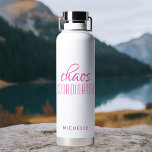 カオスコーディネーターピンク書道台本の名前 ウォーターボトル<br><div class="desc">Chaos Coordinator Pink Writechnologue Name Insulated Water Bottleは、文字「カオスコーディネーター」のデザインを下記のおもしろいピンクの書道のスクリプトにパーソナライズされた掲載していシンプルる。誕生日、クリスマス、母の日、その母のための先生感謝のための完璧な贈り物忙し、先生、スポーツチームマネージャーや仕事のボス。設計： © Evco Studio www.zazzle.com/store/evcostudio</div>