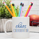 カオスコーディネーターモダンブルースクリプト コーヒーマグカップ<br><div class="desc">おもしろいシンプルブルーのタイポグラフィ文字における「カオスコーディネーター」のデザイン。お母さん忙し、パパ、コーチ、先生、スポーツチームマネージャーまたはワークボス#coffee #coffeemugs #mugs #coffeelove #coffeelover #gift #gifts #momlife #giftsforher #girlboss #dadlife #momboss kazo kazo</div>
