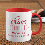 カオスコーディネーターレッドタイポグラフィ パーソナライズされた マグカップ<br><div class="desc">Chaos Coordinator Red パーソナライズされた Coffee Mugは文字のデザインシンプル「コーヒーで燃料を塗ったChaos coordinator（あなたの名前）」をおもしろい赤の書道のスクリプトで下記に示す名前で特集パーソナライズされたしている。表示された文字・ボックスで文字を編集してパーソナライズお母さん、忙し先生、スポーツチームのマネージャーや仕事のボスに最適。</div>