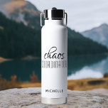 カオスコーディネーター黒書記文字の名前 ウォーターボトル<br><div class="desc">Chaos Coordinator Black Writechnologue Name Insulated Water Bottleは、文字「カオスコーディネーター」のデザインを下記のおもしろいブラック書道台本にパーソナライズされた掲載している。誕生日、クリスマス、母の日、その母のための先生感謝のための完璧な贈り物忙し、先生、スポーツチームマネージャーや仕事のボス。設計： © Evco Studio www.zazzle.com/store/evcostudio</div>