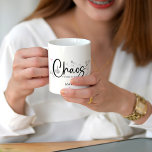 カオスコーディネ結婚ータ ツートーンマグカップ<br><div class="desc">祝カオスコーディネーターの2トーンのコーヒ結婚ーマグの人生の勤勉なウェディングプランナー。この白黒のマグカップはフェミニンタイポグラフィとイラストレーションの中に「カオス・コーディネーター」というフレーズを示すデザインとを備えたマグで魅力的ある。美しい結婚式の混沌を調整する人の日々のルーティンにユーモアのtouchを加えて、楽しい形見と完璧なギフトを作る。</div>