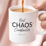 カオスパーソナライズされたコーディネーター コーヒーマグカップ<br><div class="desc">カオスコーディネーターTypographic Coffee Mugとのスタイルで飲む！このモダンミニマリストなマグは、混沌の中で繁栄するイベントプランナーやママの精神を完璧に捉えたおもしろいスクリプトデザインを備え、それは計画やその他の要求を巧みに操る誰にとっても理想的な贈り物となってい結婚る。</div>
