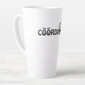 カオス コーディネーター 楽しいタイポグラフィーアート カフェラテマグ (左アングル)
