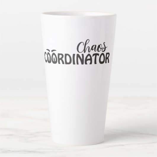 カオス コーディネーター 楽しいタイポグラフィーアート カフェラテマグ (正面)