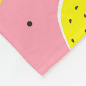 カオティックレモンピンクポルカ:柑橘系パターン フリースブランケット (角)