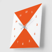 カカスタムラーズサマーウォールクロック – 白とオレンジ スクエア壁時計 (傾斜)