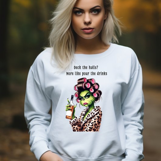 カクテルが大好きな不機嫌そうな緑の毛皮の女性 Tシャツ