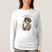 カクテルが大好きな不機嫌そうな緑の毛皮の女性 Tシャツ (正面)