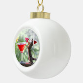 カクテルのオーナメントを飲んでいるサンタのリス セラミックボールオーナメント (右)