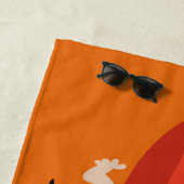 カクテルのカスタムな文字のビーチタオルを持つおもしろいなサーファー ビーチタオル (インサイチュ)