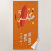 カクテルのカスタムな文字のビーチタオルを持つおもしろいなサーファー ビーチタオル (正面)