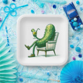 カクテルを添えた大きなディルの漬物 ペーパープレート (パーティー)