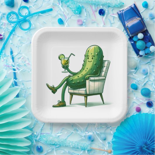 カクテルを添えた大きなディルの漬物 ペーパープレート (パーティー)