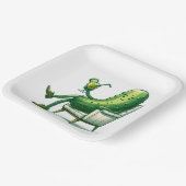 カクテルを添えた大きなディルの漬物 ペーパープレート (傾斜あり)