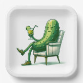 カクテルを添えた大きなディルの漬物 ペーパープレート (正面)