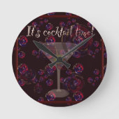カクテルタイムのおもしろいmartiniの泡パターン ラウンド壁時計 (正面)