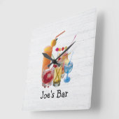 『カクテル・ハッピー・アワー・オン・ウッド』 スクエア壁時計 (傾斜)