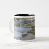 カケ走スの低地の川 ツートーンマグカップ (正面左)