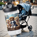 カゴの可愛い子犬、パーソナライズ可能 ウォーターボトル<br><div class="desc">この水瓶は花畑のバスケットに可愛い子犬が入っている。すべての子供のための完璧なモチーフ!任意の子供のためのパーソナル化可能なギフトアイディア、赤ちゃんシャワーのためのキュートなギフト、誕生日など!</div>