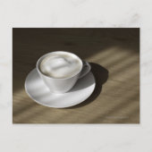 カシの上にカプチーノのコーヒーが1杯ある ポストカード (正面)