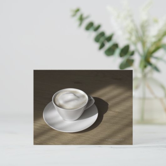 カシの上にカプチーノのコーヒーが1杯ある ポストカード (スタンド正面)