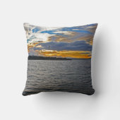 カシの絶壁の~に西のチョップの枕を残します クッション (裏面)