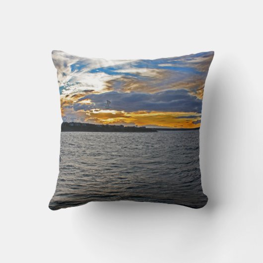 カシの絶壁の~に西のチョップの枕を残します クッション (裏面)