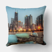 カシの通りのカヌーは日没の後で少しを浜に引き上げます クッション (裏面)