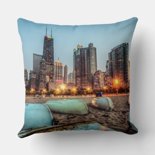 カシの通りのカヌーは日没の後で少しを浜に引き上げます クッション (裏面)