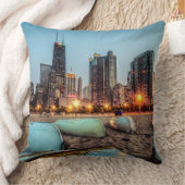 カシの通りのカヌーは日没の後で少しを浜に引き上げます クッション (ブランケット)