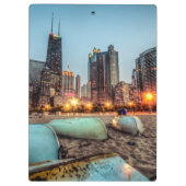 カシの通りのカヌーは日没の後で少しを浜に引き上げます クリップボード (裏面)