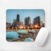 カシの通りのカヌーは日没の後で少しを浜に引き上げます マウスパッド (マウス)