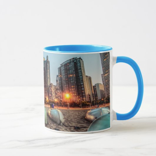 カシの通りのカヌーは日没の後で少しを浜に引き上げます マグカップ (右)