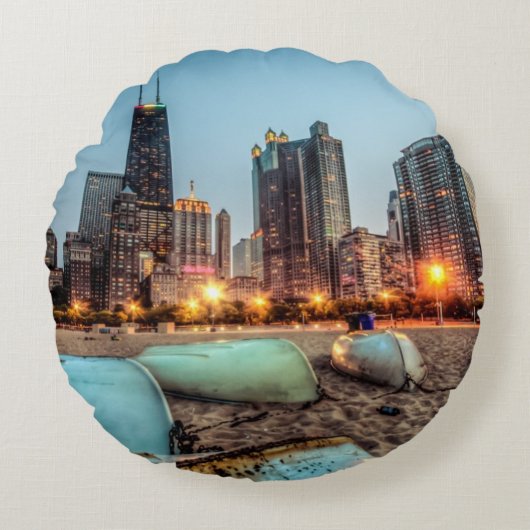 カシの通りのカヌーは日没の後で少しを浜に引き上げます ラウンドクッション (正面)