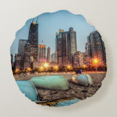 カシの通りのカヌーは日没の後で少しを浜に引き上げます ラウンドクッション (裏面)