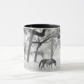 カシの霧深い分野の馬 マグカップ (中央)