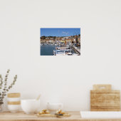 カシス村の港で。魚釣りと ポスター (キッチン)