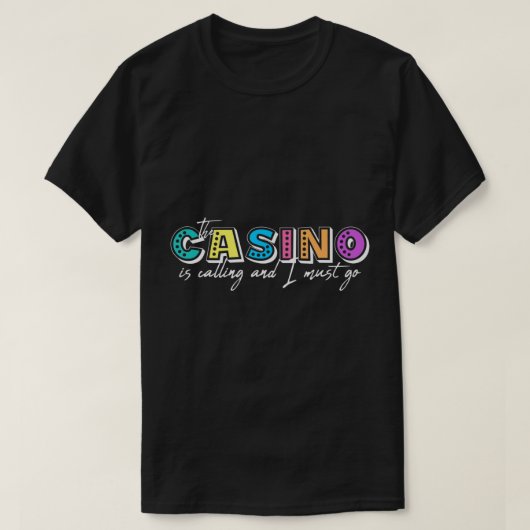 カジノが呼び出している私は賭博カシンに行かなければならない Tシャツ (デザイン正面)
