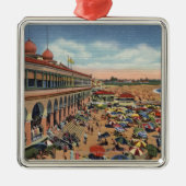 カジノの前のビーチの群集 メタルオーナメント (正面)