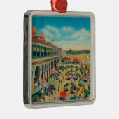 カジノの前のビーチの群集 メタルオーナメント (右)