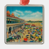 カジノの前のビーチの群集 メタルオーナメント (正面)