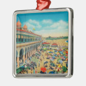 カジノの前のビーチの群集 メタルオーナメント (左)