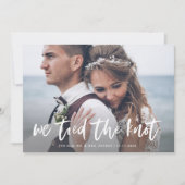 カジュアルなスクリプト | 2枚の写真の結婚報告カード 招待状 (正面)