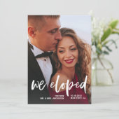 カジュアルなスクリプト | 2 枚の写真の結婚報告カード 招待状 (スタンド正面)