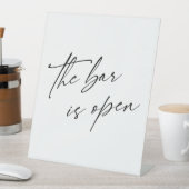 カジュアルな手書き風フォントで「The Bar is Open」 台座サイン (インサイチュ)
