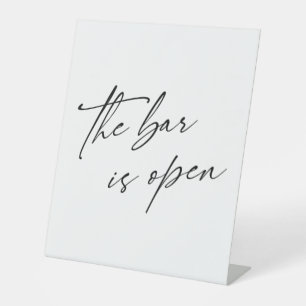 カジュアルな手書き風フォントで「The Bar is Open」 台座サイン