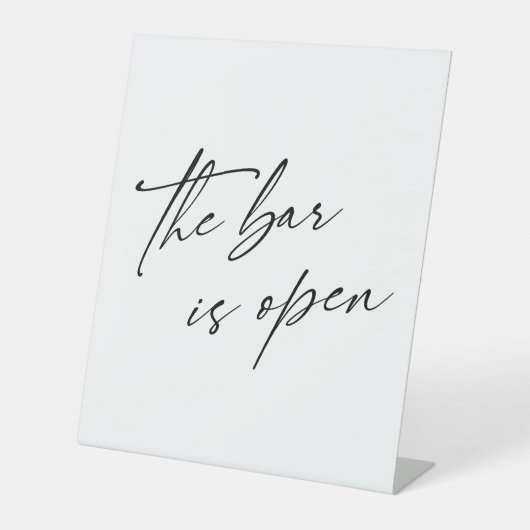 カジュアルな手書き風フォントで「The Bar is Open」 台座サイン (正面)